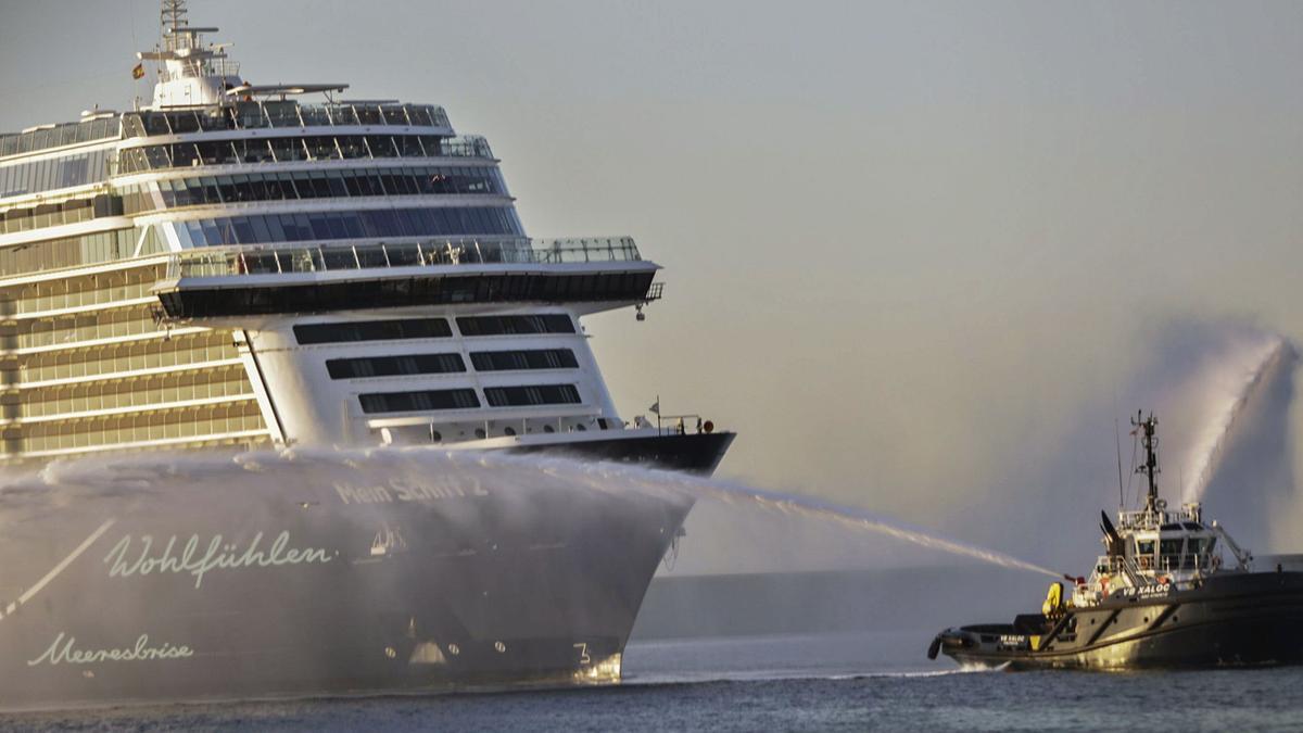 Els remolcadors de Boluda Towage Spain van rebre amb arcs d’aigua els tripulants del ‘Mein Schiff 2’, al ritme de ‘Paquito el chocolatero’ i pasdobles.