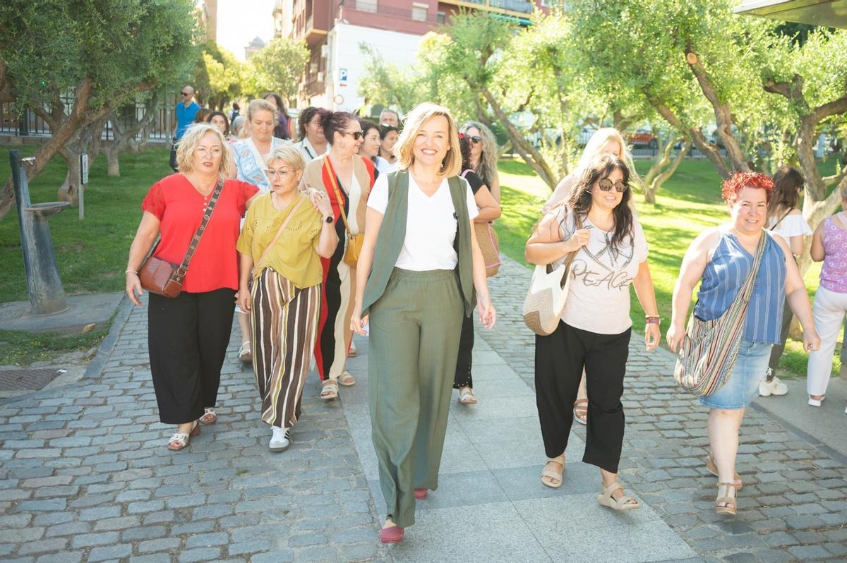 La líder del PSOE Aragón, Pilar Alegría, en su llegada a La Aljafería con las trabajadores del sector de los cuidados.