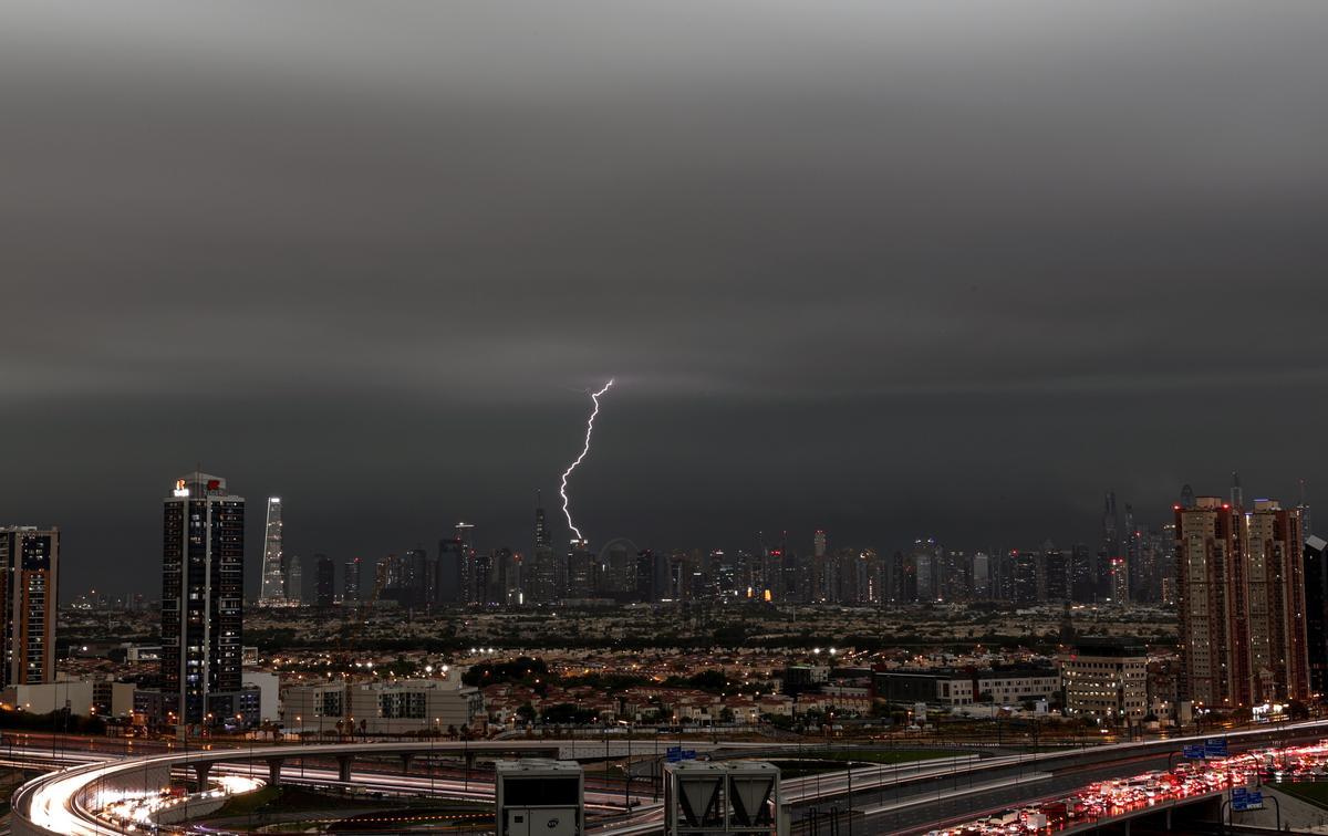 Un temporal inunda Dubái y paraliza carreteras y aeropuertos.