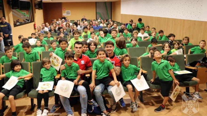 Álex Bermejo y Luis Pérez, con los niños durante la visita.