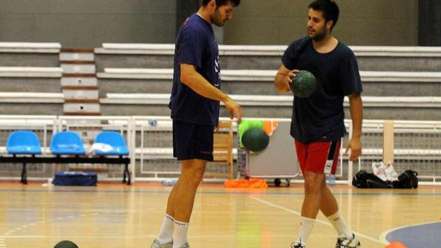 Rial y Borja Fernández, durante un entrenamiento del Teucro en el Pabellón. // Rafa Vázquez