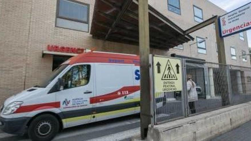 El acceso a Urgencias del Hospital General de Elche, donde el niño tuvo que ser atendido.