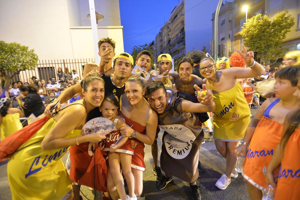 El popular desfile de la Gran Charanga en Elche reúne a más de 4.500 participantes