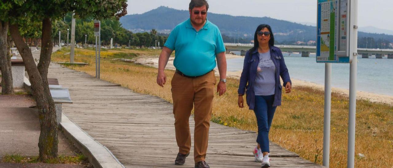 Carlos Iglesias y la edil Rosi Viana, en el Sendero Azul que avanza de O Bao a Xestelas. |  // IÑAKI ABELLA