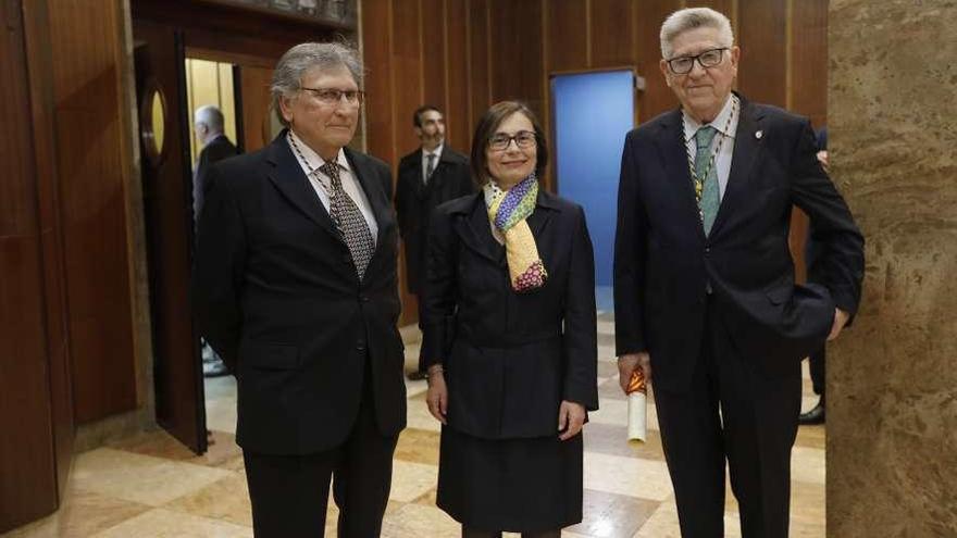 Por la izquierda, Enrique Martínez, Isolina Riaño y el exrector de la Universidad de Oviedo Juan López Arranz, ayer, en el salón de actos del Colegio Oficial de Médicos.