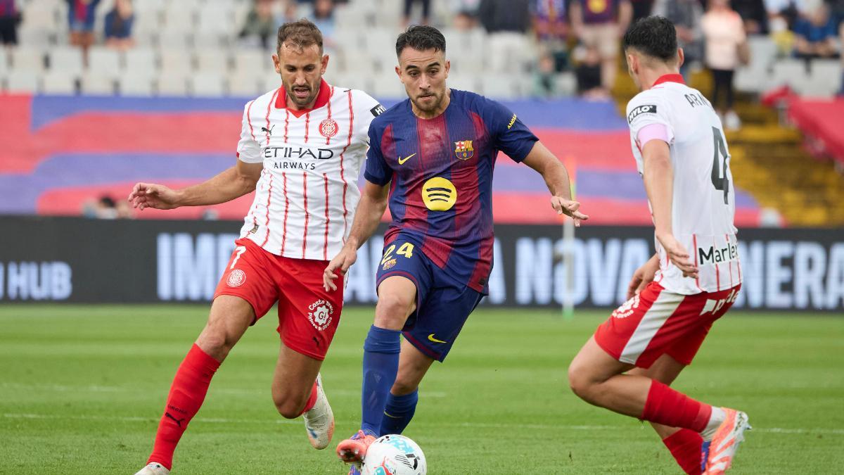 Eric Garcia en una acción con Stuani y Arnau Martínez en el Barça - Girona en Montjuïc