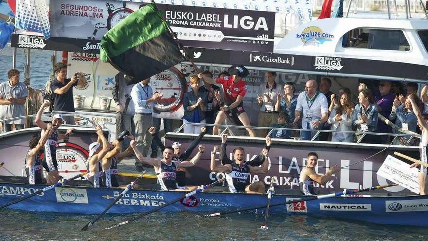 La tripulación de Urdaibai Avia celebra su segunda bandera tras ganar en Portugalete. // Eusko Label Liga