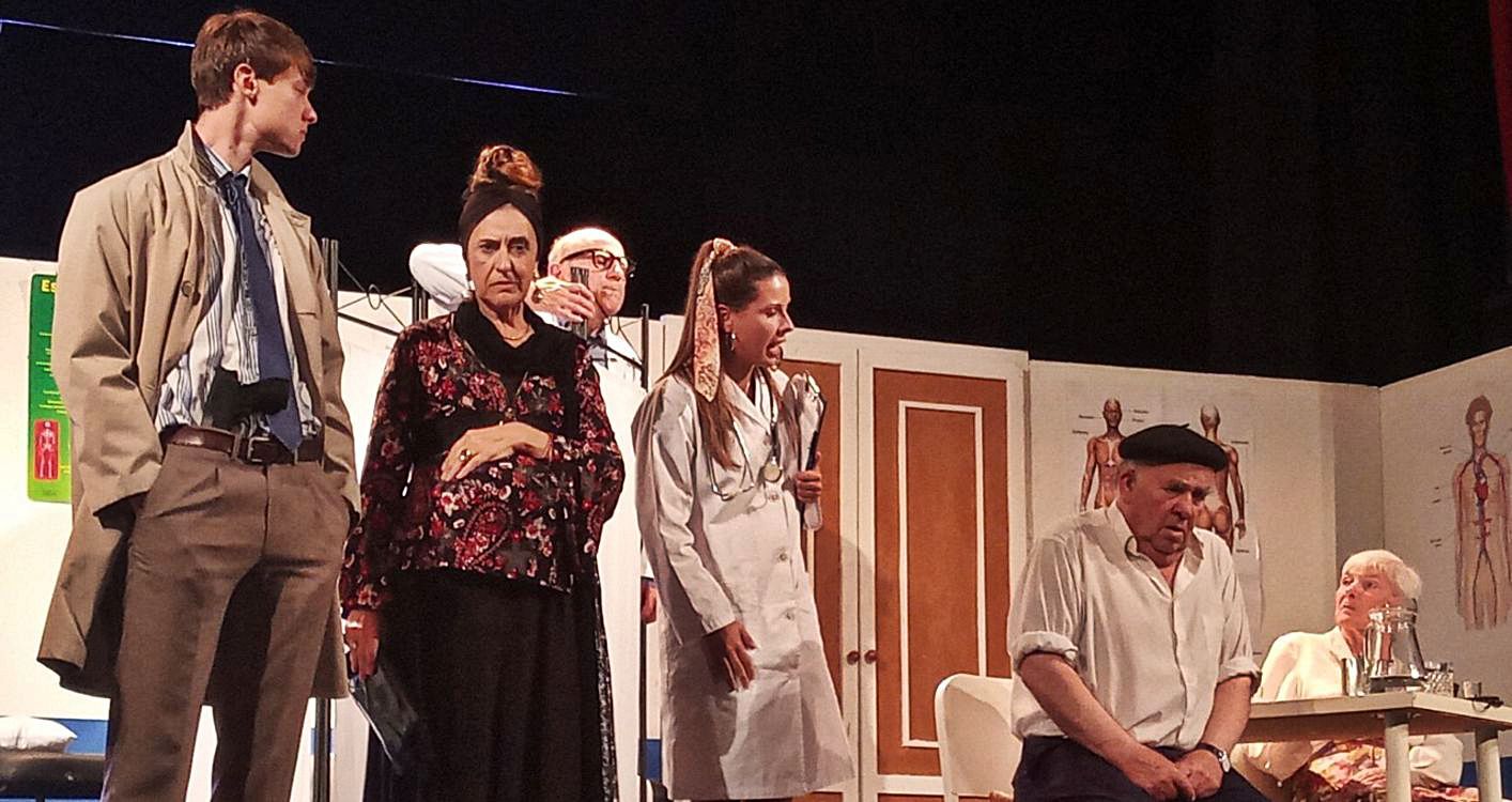 Los actores de “El Hórreo”, durante una representación de “La consulta del doctor Mateo”.