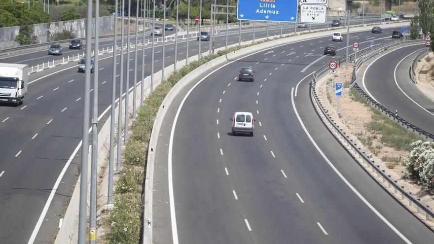 Un conductor ebrio y drogado circula 16 kilómetros en sentido contrario y de noche por la Pista de Ademuz