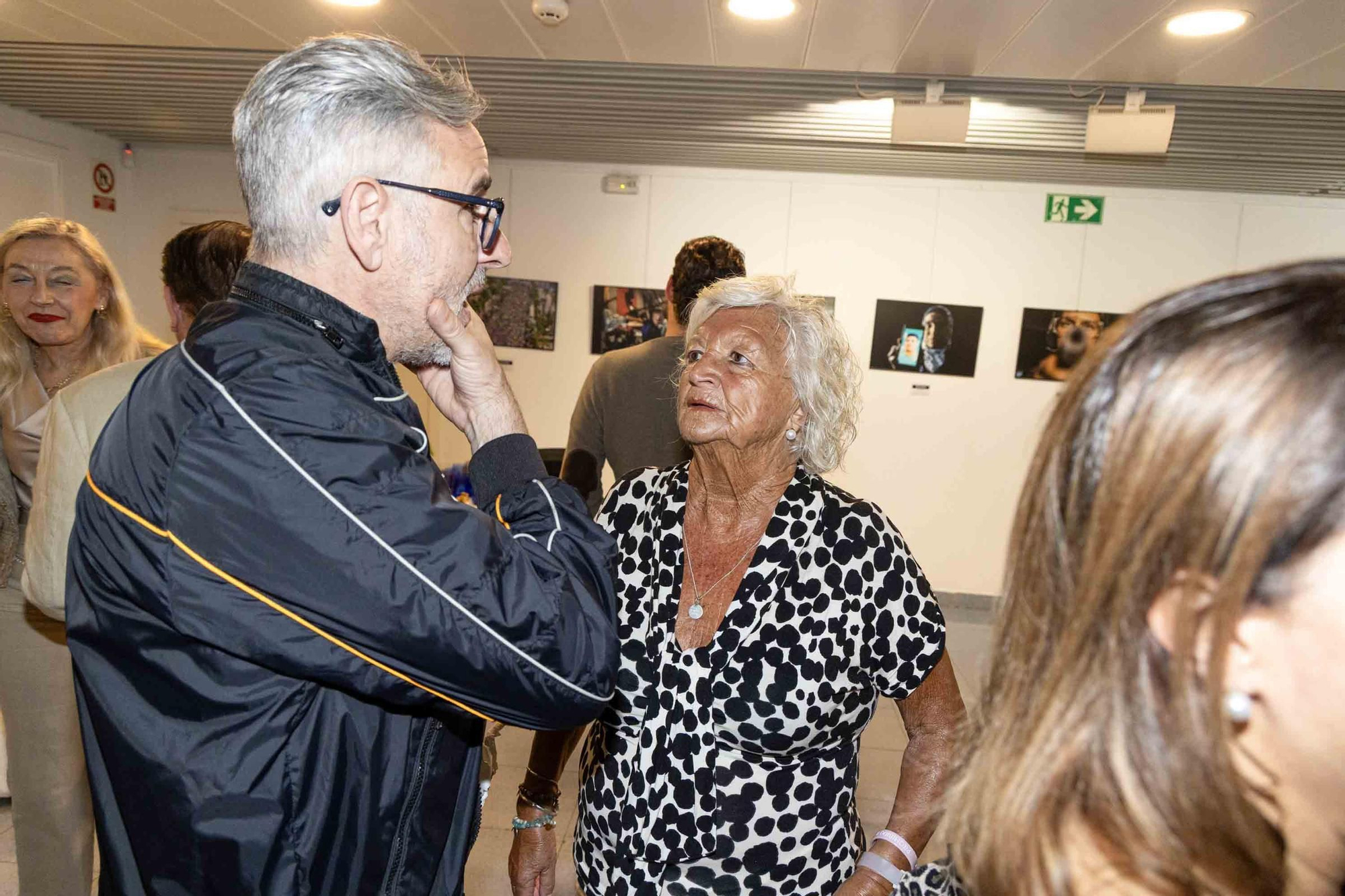 lleno total en la inauguración de INFotoperiodistas 2024,. un año de fotografía de prensa en Alicante