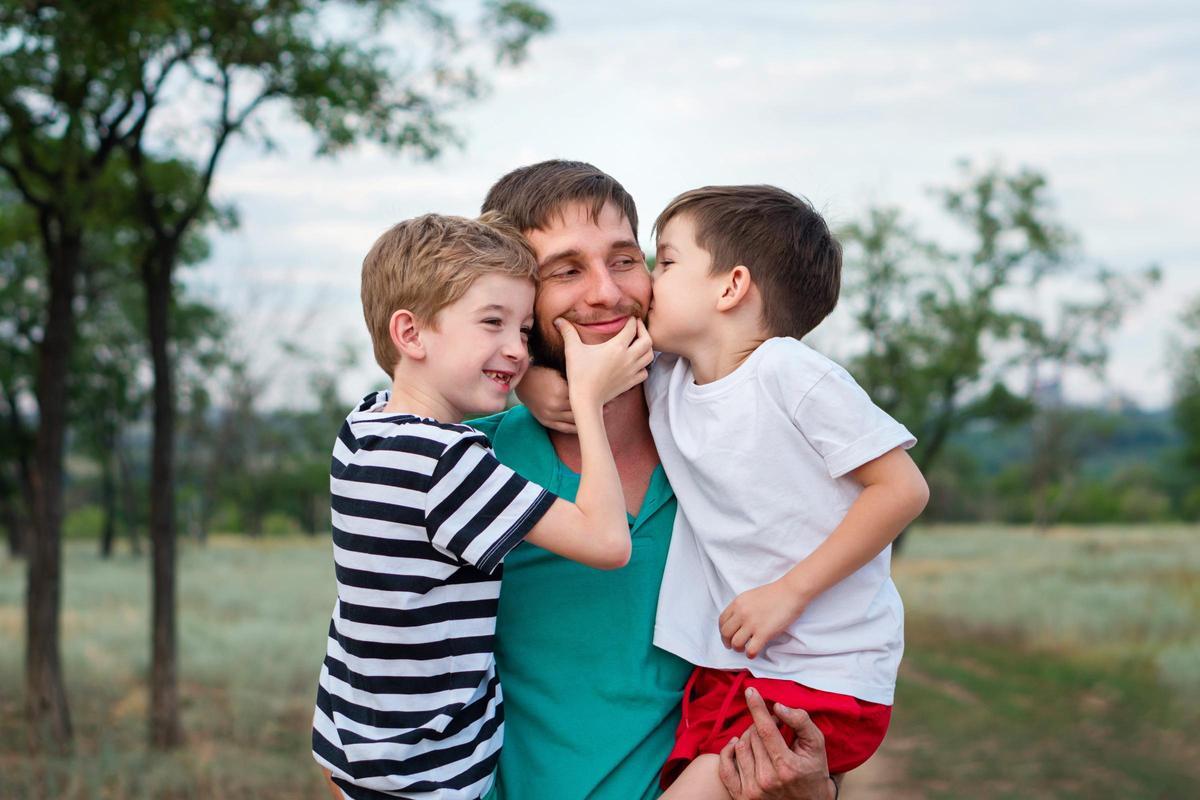 Padre con hijos