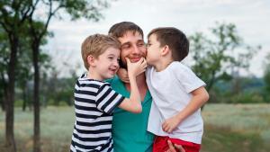 Padre con hijos