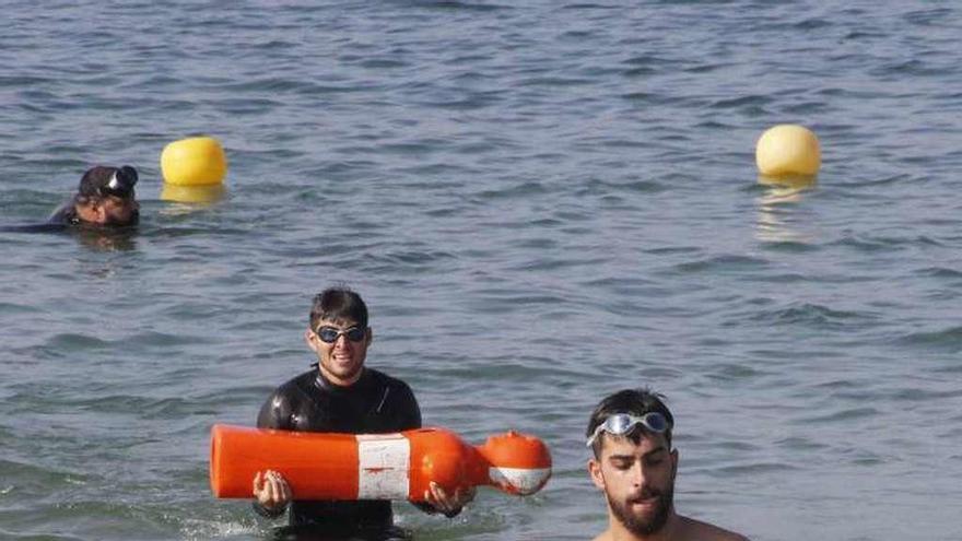 Prueba de selección de socorristas en la playa de Rodeira. // S.Á.