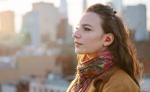 Waverly Labs promet superar la barrera dels idiomes amb un auricular connectat a un ’smartphone’.