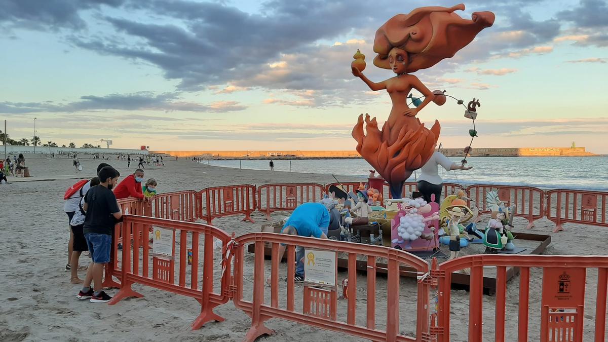 Una hoguera, la sorpresa de la noche en Benicarló.