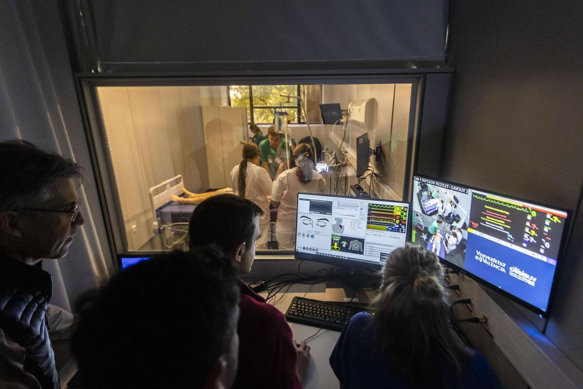 Cabina de control de la simulación desde donde los profesores observan como se desenvuelven los alumnos.