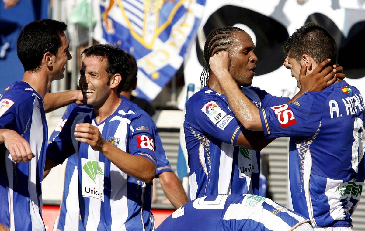 Sinama Pongolle y Antonio Hidalgo, en la celebración del segundo gol del Málaga ante el Tenerife.