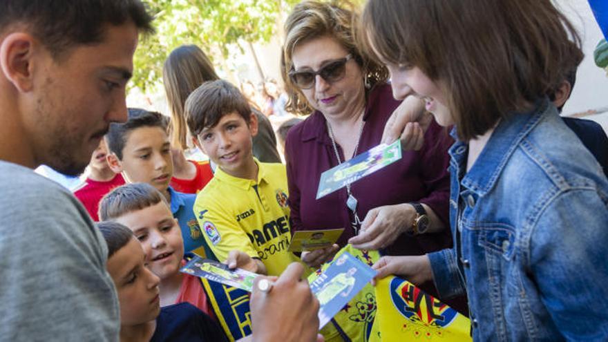 Fornals firmando autógrafos en un cole.