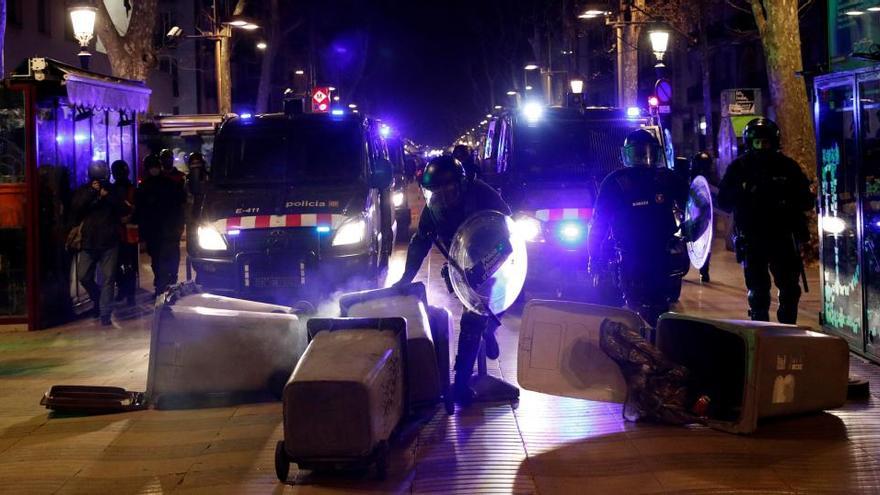 La policia catalana desfent una barricada amb contenidors tombats