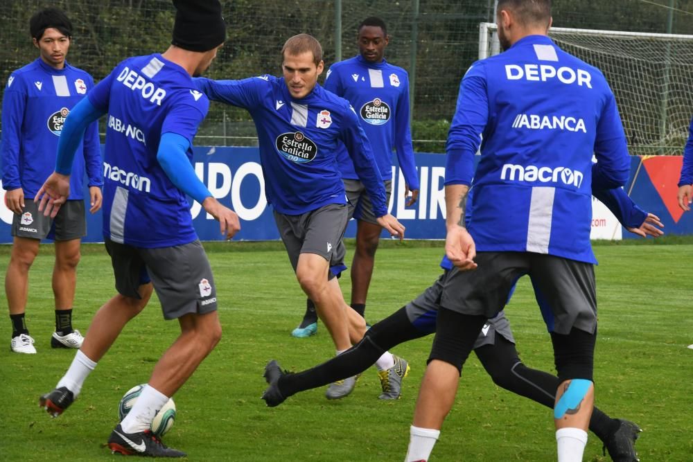 El entrenador deportivista recupera a Gaku y Lampropoulos, que regresaron de la concentración con sus selecicones. Koné ya se entrenó con el grupo.