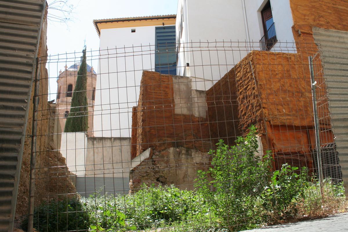 Solar vacío en la calle Rojo que conecta con el antiguo colegio de la Purísima.