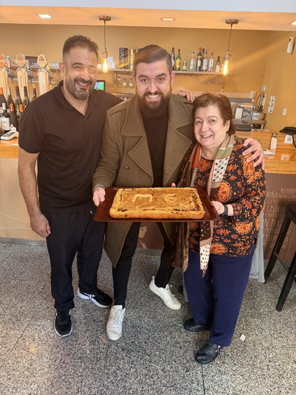 Manu Sánchez con la empanada del restaurante El Gallego en San Fernándo, Cádiz