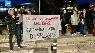 Un centenar de personas recuerdan el desalojo del edificio 'El Barco' de Esplugues un año después: “Es un día muy triste”