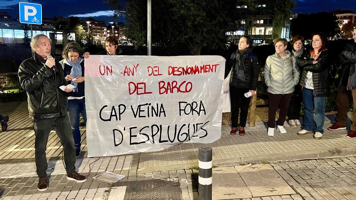 Antiguos vecinos del edificio de 'El Barco' durante la concentración