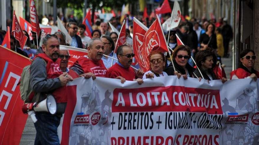 La marcha de Comisiones y UGT, girando hacia Ramón y Cajal rumbo a la plaza de Ravella. // Iñaki Abella