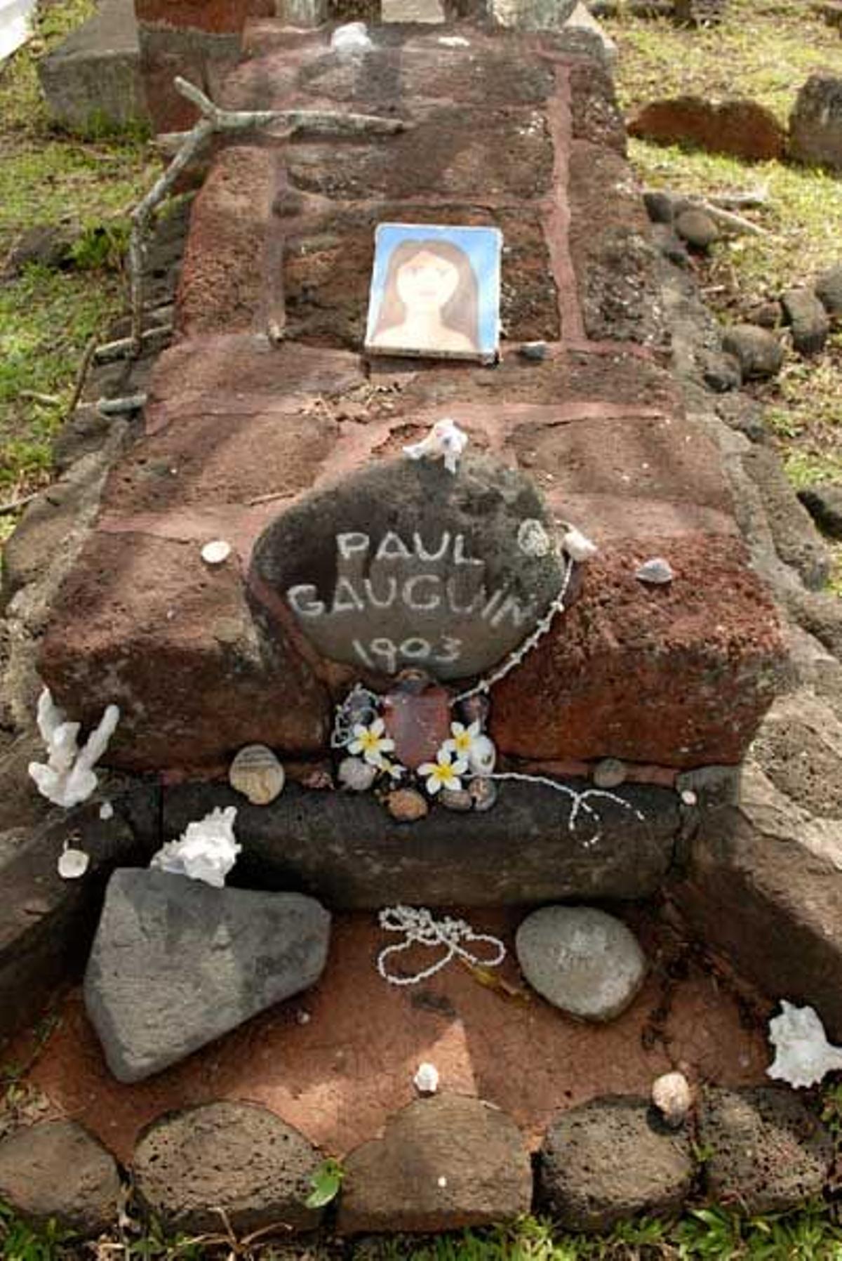 Tumba del pintor francés Paul Gauguin en la isla Hiva Oa.