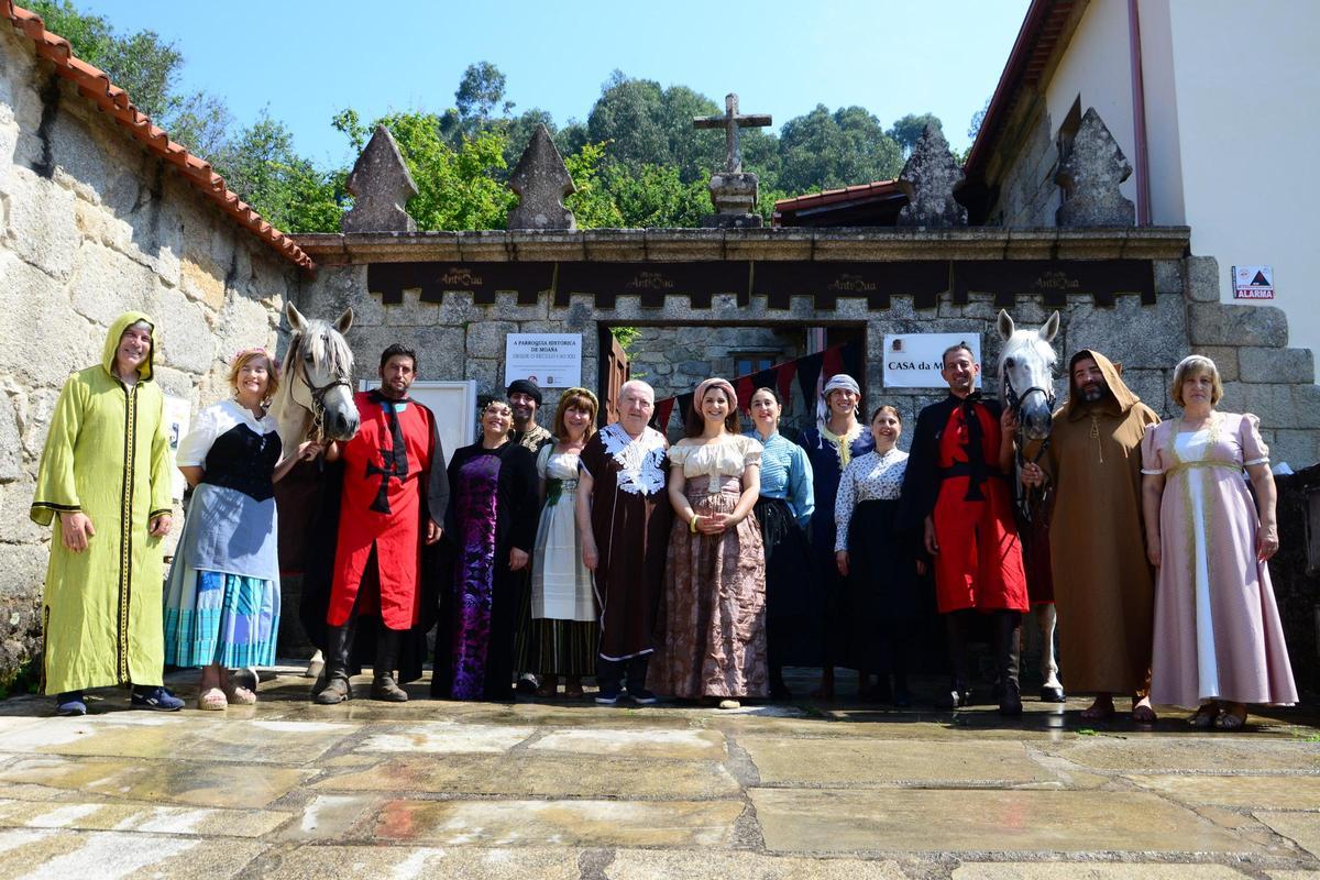 O investigador, caracterizado con roupa medieval, no centro da presentación da festa Moaña Antiqua.