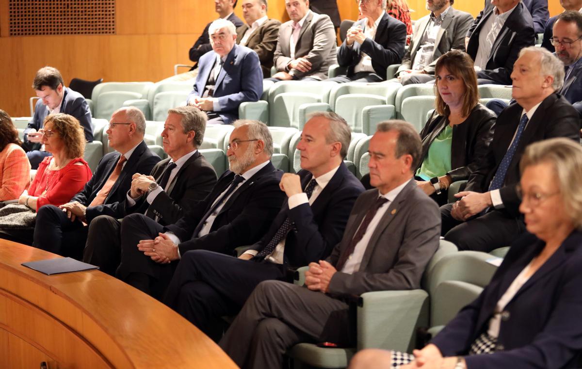 El alcalde de Zaragoza, Jorge Azcón, en el centro de la imagen, en la tribuna de invitados de las Cortes de Aragón, este viernes