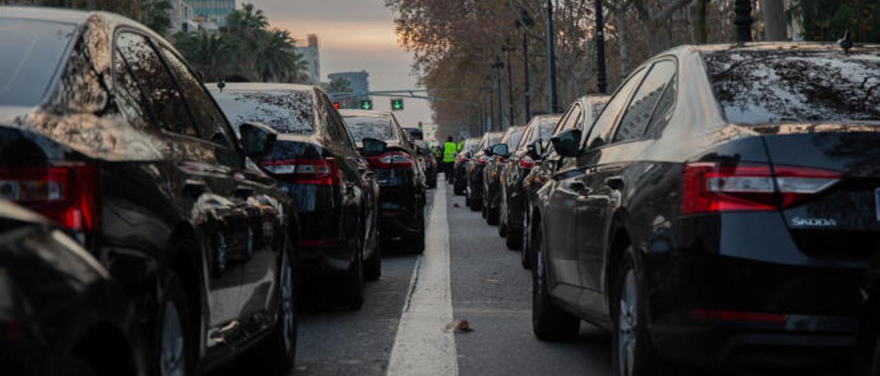 El Principado descarta regular durante esta legislatura la convivencia entre taxis y VTC