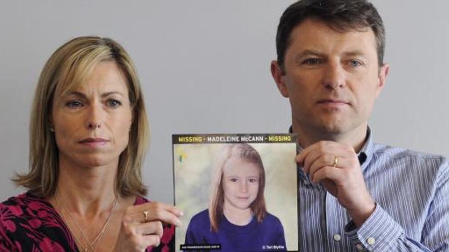 Kate y Gerry McCann, con un retrato de su hija.