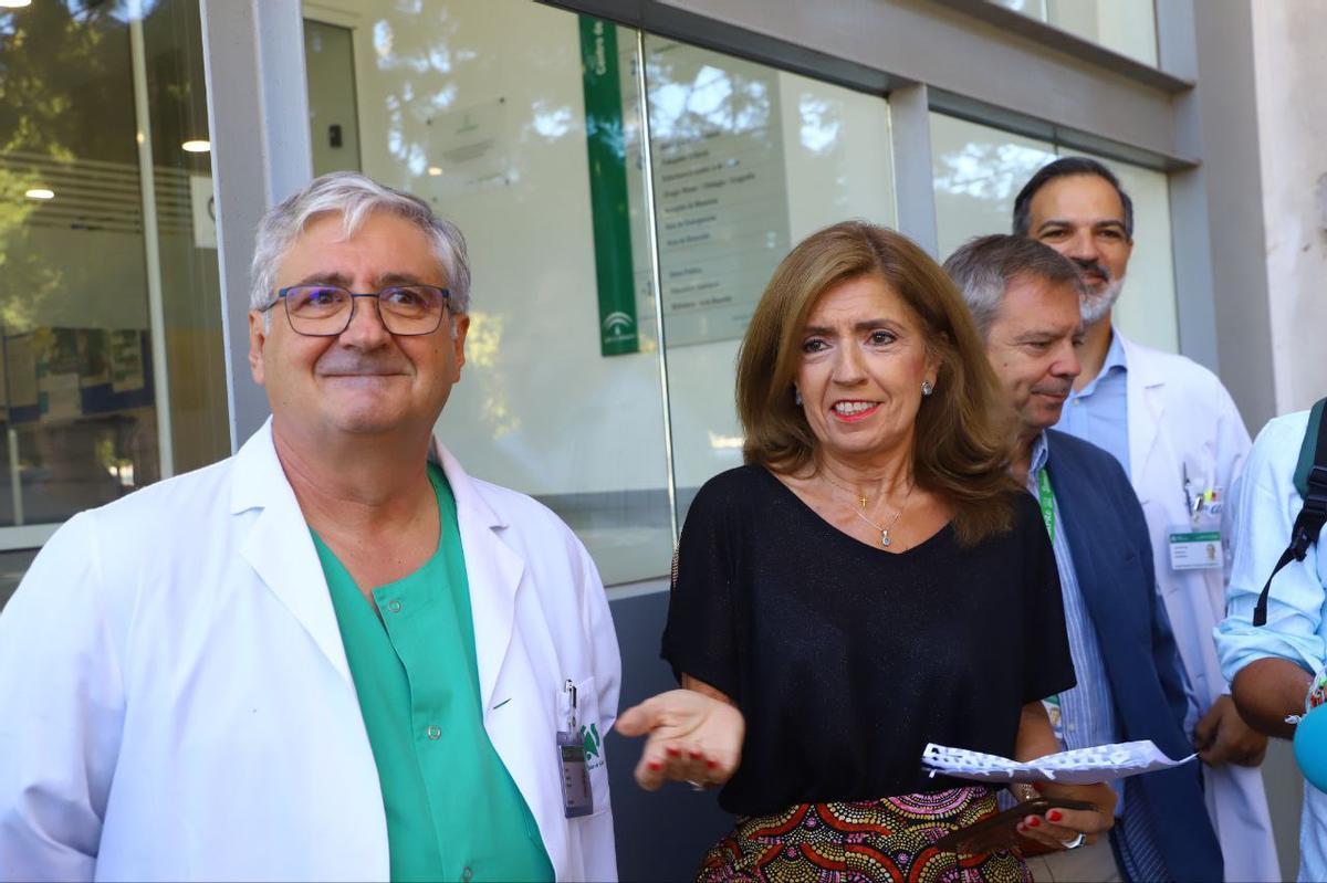 El pediatra Rafael Sánchez, junto a la delegada de Salud, María Jesús Botella,