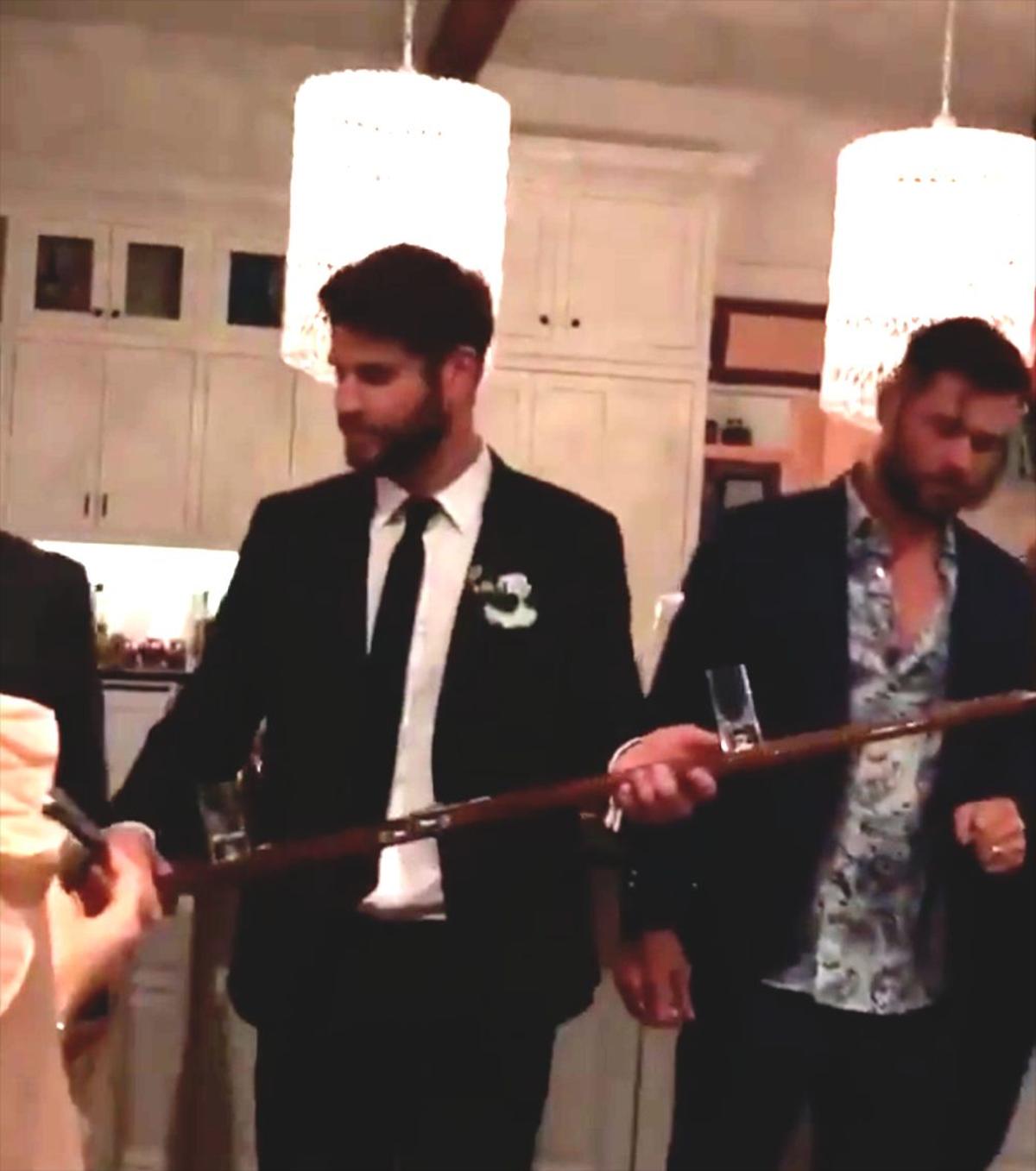 Liam Hemsworth vestido de novio