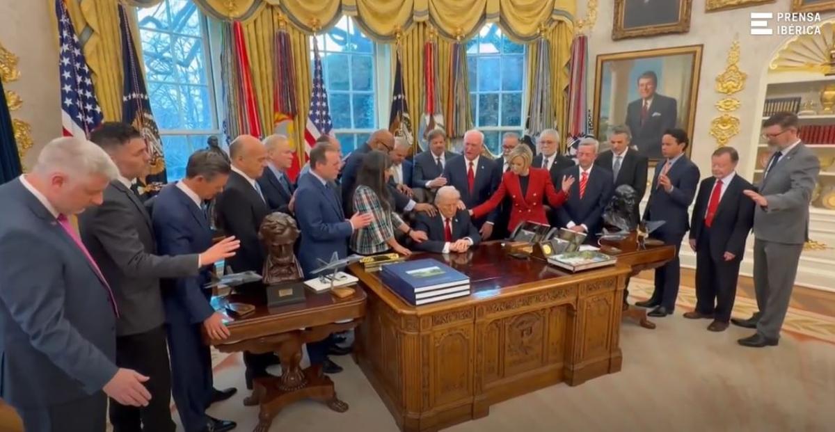 Trump rezando con pastores evangelistas