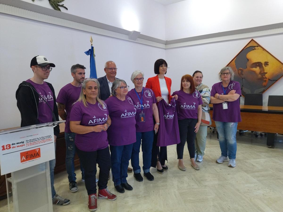 Diana Morant, junto a los integrantes de la asociación AFIMA