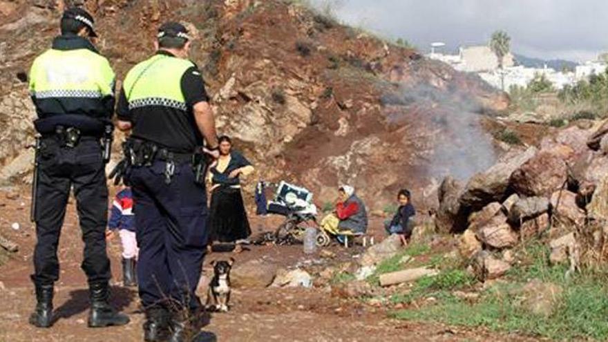 El Ayuntamiento desaloja y limpia dos campamentos de rumanos