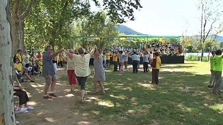 Ballada en una edició anterior de l&#039;Aplec a la riba de l&#039;estany.