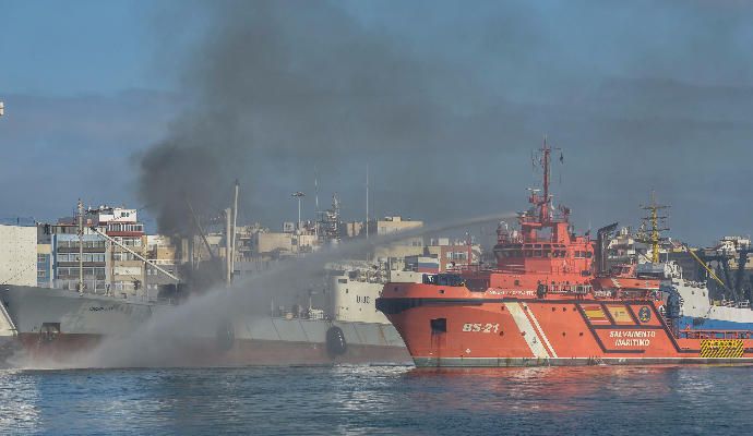 Los bomberos sofocan el incendio del ''Fin Whale''.