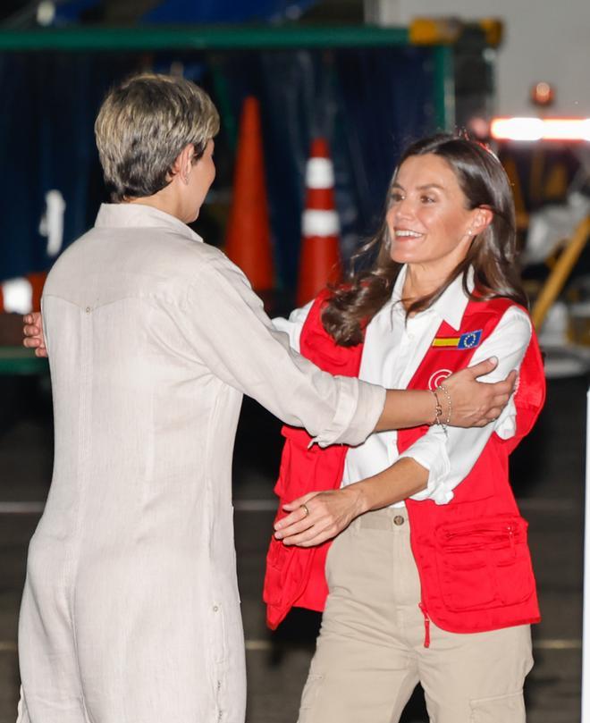 El abrazo entre Verónica Alcocer y la reina Letizia, a su llegada a Colombia