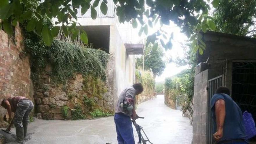 Instalan una fuente y pavimentan un vial en Cerdedo