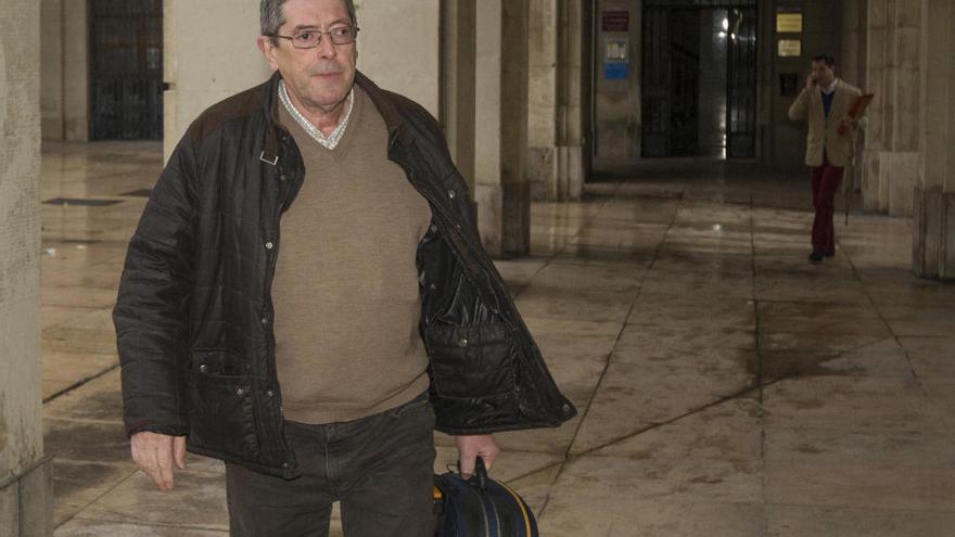 Juan Cano, ayer, a su llegada a la Audiencia de Alicante.
