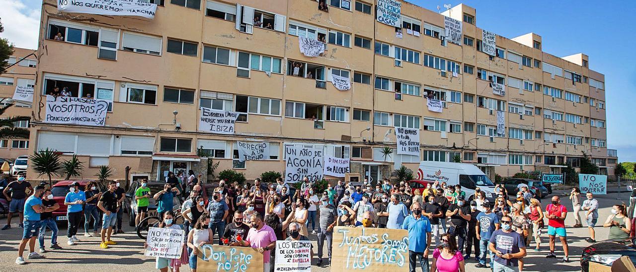 La concentración comenzó antes de las nueve de la mañana, la hora convocada por los vecinos.