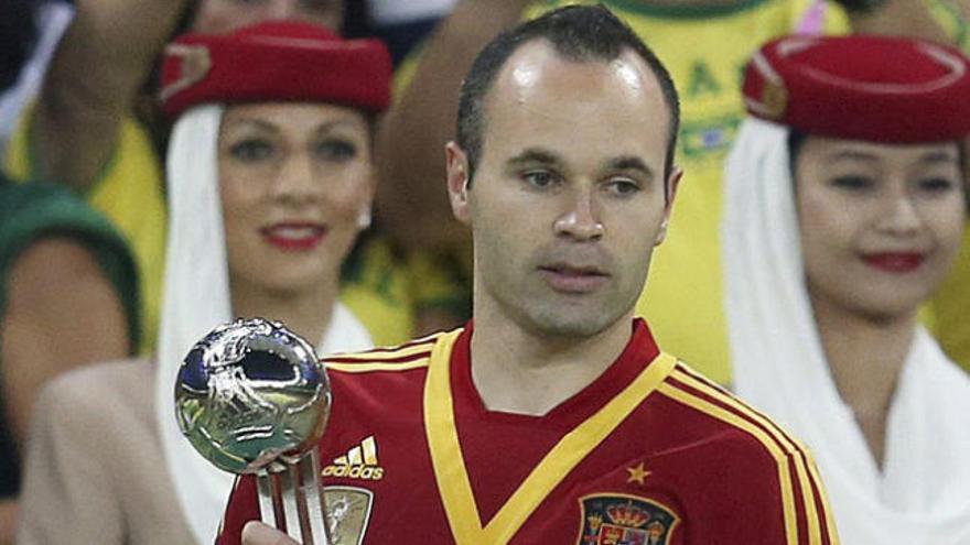 Iniesta posa con el Balón de Plata de la Copa Confederaciones