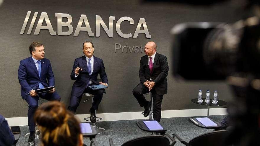 La entidad consuma su carácter &quot;ibérico&quot; | Abanca ha finalizado con éxito la integración del Deutsche Bank PCB Portugal. El máximo ejecutivo de Abanca, Juan Carlos Escotet, incidió ayer de nuevo, y desde Lisboa, en que continúan &quot;alerta y atentos a las oportunidades que existen&quot;. &quot;Ya somos un banco con perfil ibérico, y Portugal es ya nuestra operación internacional más relevante&quot;. Abanca quiere alcanzar los 9.400 millones de volumen de negocio en territorio luso para el año 2021.
Abanca