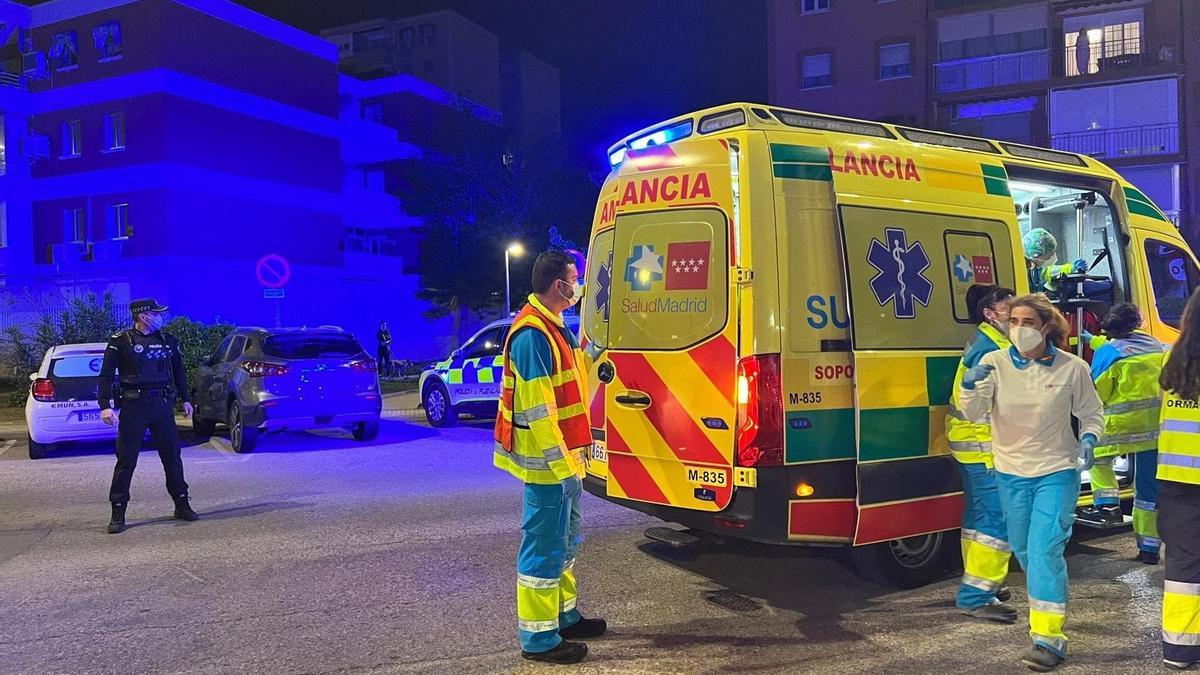 Efectivos de emergencias en el lugar donde el menor ha caído desde una ventana en Madrid.