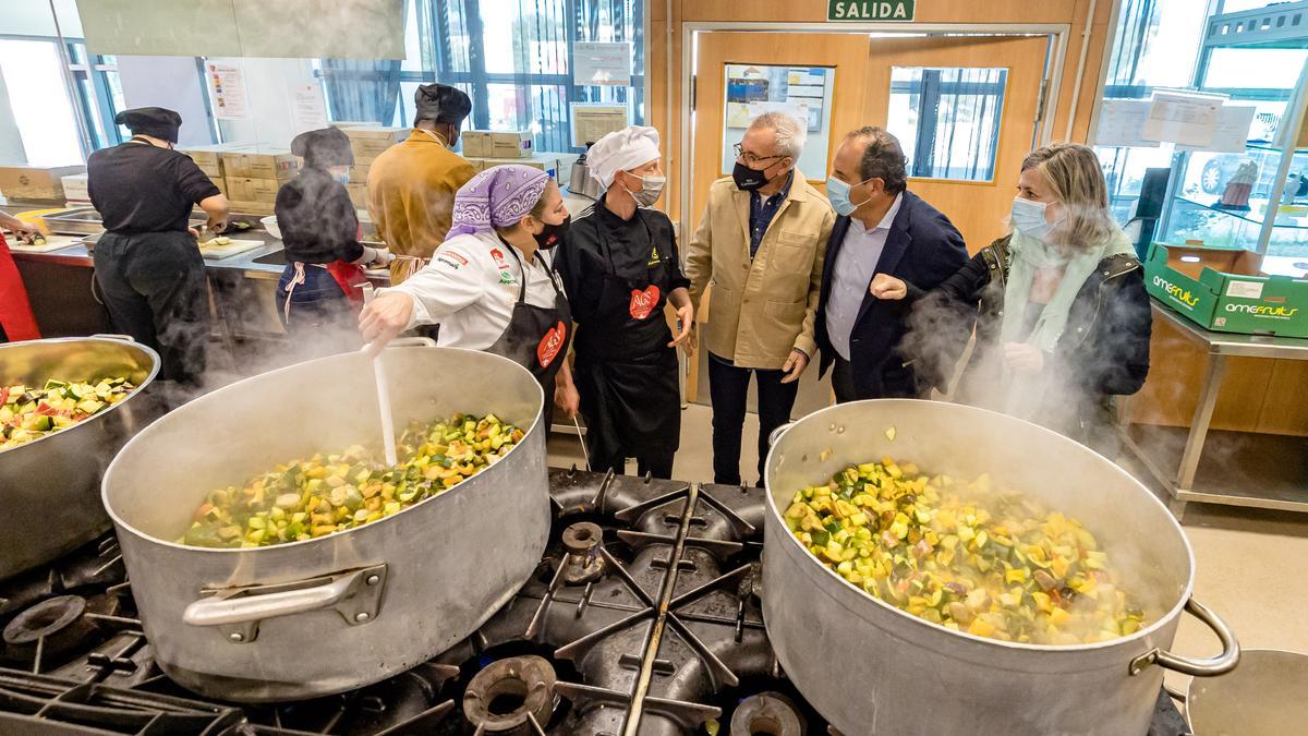 Carlos Baño visitando las instalaciones de Alicante Gastronómica Solidaria