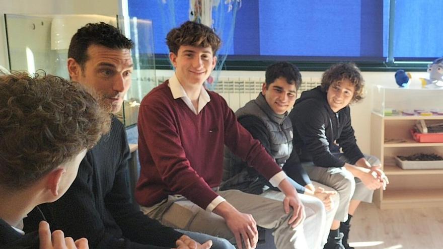 Scaloni recibe un homenaje del primer que dirigió en Mallorca